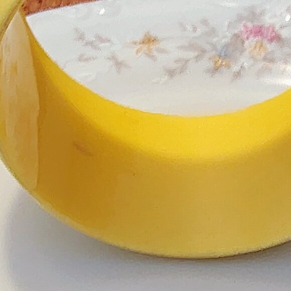 Vtg Pastel Yellow Wide Thick Plastic Lucite Chunky Statement Bangle Bracelet MOD - Picture 5 of 6